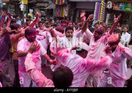 Gruppe von indischen Mann tanzen auf der Straße von Neu-Delhi während Holi Festival Paharganj Stockfoto