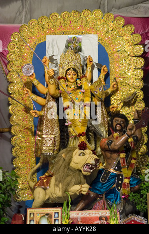 Statue der Hindu-Durga-Göttin Emanation von Kali mit Löwe bei einem Festival in Alt-Delhi, Indien. Raffiniertes goldenes Idol während der Navratri-Feierlichkeiten. Stockfoto