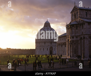 Piazza del Duomo oder Campo dei Miracoli bei Sonnenuntergang Menschenmassen, Baptisterium und Dom-Pisa-Toskana-Italien Stockfoto