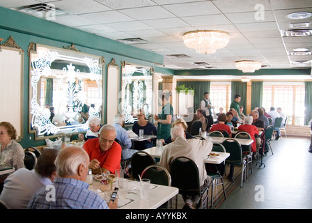 Interieur des Restaurants Versailles in der Calle Ocho im kubanischen Viertel Little Havana, Miami, Florida, USA Stockfoto