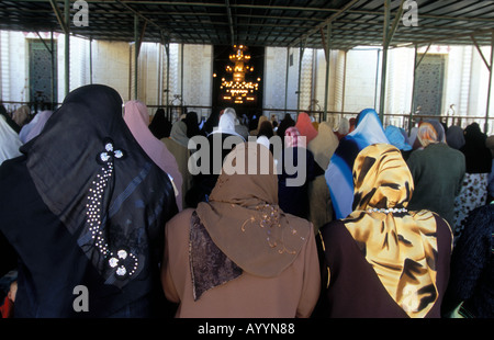 Gläubige Frauen beim Freitagsgebet außerhalb der Moschee von Abu Abbas al Mursi, Alexandria, Ägypten. Stockfoto