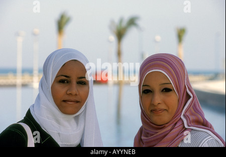 Zwei junge muslimische Mädchen neben der bibliotecha Alexandrina, Alexandria, Ägypten. Stockfoto