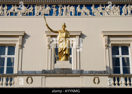 Der Athena-Statue und Fries auf Außenseite des Athenaeum Club in Pall Mall London hautnah Stockfoto