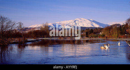 Ben Ledi und Fluß Teith bei Callander, Stirling, Schottland, UK. Stockfoto