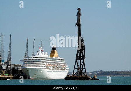 HLV-Knut Floating Crane Barge vorbei Artemis Schiff Southampton Kreuzfahrthafen England UK Stockfoto