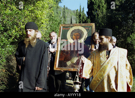 Litanei Ornat Zeremonie Symbol St George Zograph Monks darstellende Ostern nächsten Tag Xalkidiki Athos Halbinsel bulgarische Ostern Stockfoto