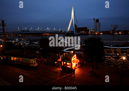 Hafen von Rotterdam der Erasmus Brücke Kop van Zuid, Straßenbahnen und Kais, die nachts beleuchtet Stockfoto