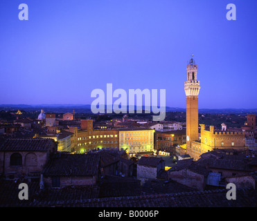 Piazza del Campo und Torre del Mangia bei Nacht Siena Toskana Italien Stockfoto