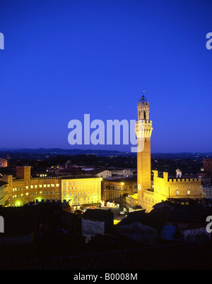 Piazza del Campo und Torre del Mangia nachts Siena Toskana Ital Stockfoto