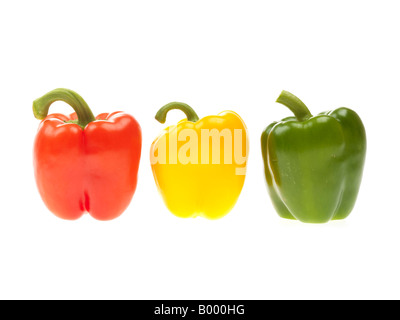 Gesunde frische reife Gelb, Grün und Rot süß ganze rohe Rohe Paprika isoliert gegen einen weißen Hintergrund mit Freistellungspfaden und keine Leute Stockfoto