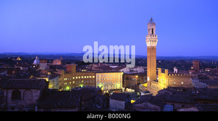 Piazza del Campo und Torre del Mangia bei Nacht Siena Toskana Italien Stockfoto