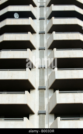 Satellitenschüssel auf dem Balkon ein fortresslike Wohn-Hochhaus Stockfoto