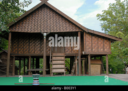 Kambodscha, Siem Reap. Ein typisches Dorfhaus in Thailand hergestellt aus Bambus und Holz. Stockfoto