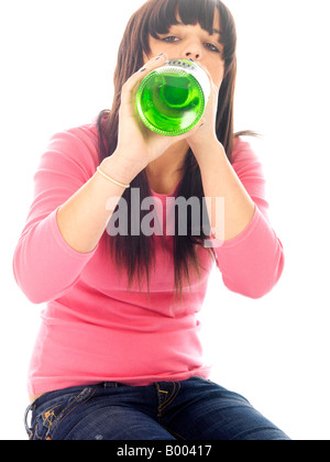 Junge Minderjährige Teenager sitzen auf dem Boden allein Erleben zugefügt Alkoholmissbrauch Alkohol trägt ein rosa Top und Blue Denim Jeans Stockfoto