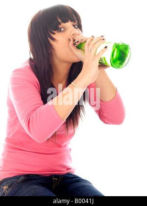 Junge Minderjährige Teenager sitzen auf dem Boden allein Erleben zugefügt Alkoholmissbrauch Alkohol trägt ein rosa Top und Blue Denim Jeans Stockfoto