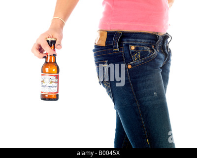 Junge Minderjährige Teenager sitzen auf dem Boden allein Erleben zugefügt Alkoholmissbrauch Alkohol trägt ein rosa Top und Blue Denim Jeans Stockfoto