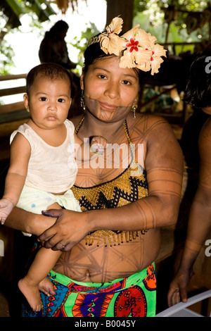 Embera-Mutter mit Kind Chagres River Panama Stockfoto