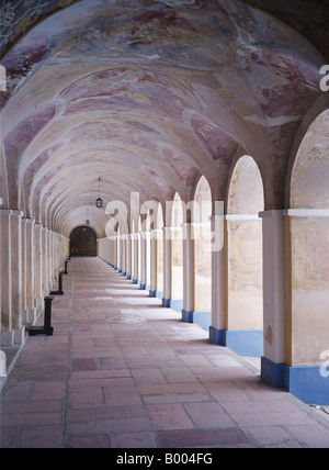 Kreuz-Mantel im Kreuzgang des Swieta Lipka (Heilige Linde) mit Deckenfresken aus dem 18. Jahrhundert (Polen, Europa). Stockfoto