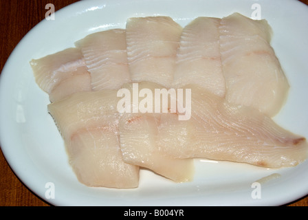 Ohne Knochen ohne Haut und ungekocht Rohteile Heilbutt Filet auf Platte Stockfoto