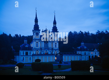 Barocke Wallfahrtskirche in Swieta Lipka (Heilige Linde) in Masuren - blaue Stunde. Neben den Twin Towers ist der Pilger Unterschlupf. Stockfoto