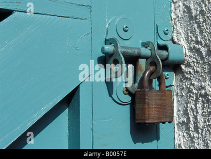 Alte verrostete Vorhängeschloss auf grün Gartentor Stockfoto