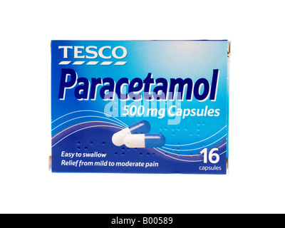 Box oder Karton von 500mg Paracetamol Schmerzmittel Tabletten oder Kapseln, über den Ladentisch, isoliert auf Weiß ohne Menschen Stockfoto