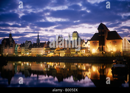 Blick über den Fluss Getreidespeichergebäude zum mittelalterlichen Stadttor von Danzig genannt "Kran" Tor"(Krantor) - Polen, Europa. Stockfoto