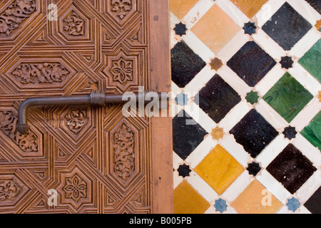 Spanische Fliese Mosaik und eine Sperre auf eine reich verzierte Tür an die Alhambra in Granada Spanien. Stockfoto