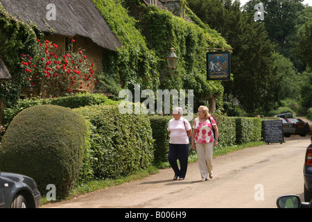 Oxfordshire große Tew Touristen vor den Falkland Arms pub Stockfoto