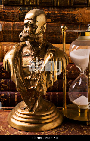Messing Statue und alte Bücher Stockfoto