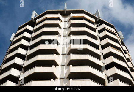 Satellitenschüssel auf dem Balkon ein fortresslike Wohn-Hochhaus Stockfoto