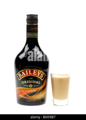 Flasche Baileys Original Irish Cream Likör Isoliert gegen einen weißen Hintergrund mit Freistellungspfaden und keine Leute, die sich für Hersteller Branding Stockfoto
