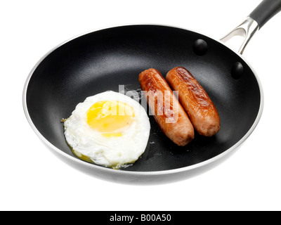 Kochen Schweinswürste und Spiegelei in der Pfanne gegen einen weißen Hintergrund mit Freistellungspfaden und keine Leute isoliert Stockfoto