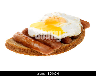 Frische Wurst aus Schweinefleisch und Spiegelei Sandwich Isoliert gegen einen weißen Hintergrund mit Freistellungspfaden und keine Leute Stockfoto