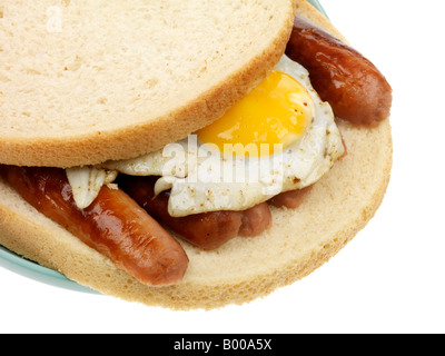 Frische Wurst aus Schweinefleisch und Spiegelei Sandwich Isoliert gegen einen weißen Hintergrund mit Freistellungspfaden und keine Leute Stockfoto