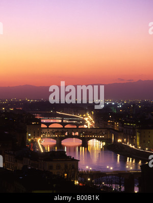 Ponte Vecchio und den Fluss Arno in Florenz Toskana Sonnenuntergang / Nacht Stockfoto