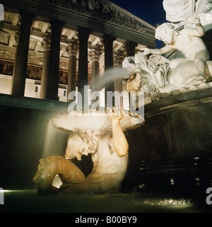 Nymphen mit Wasser außerhalb des österreichischen Parlaments in der Nacht spielen. Teil der Pallas Athene Brunnen die griechische Göttin der Weisheit. Stockfoto