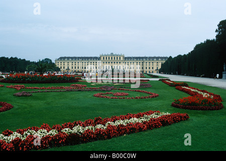 Die Gärten, Schloss Schönbrunn, Wien, Österreich. Die Skulpturen Garten Platz zwischen dem Palast und der Neptun-Brunnen. Stockfoto