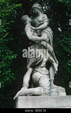 Statury in Wien ist eine packende Art, wie diese Statue von einer Ménage à Trois im Park gesehen. Stockfoto