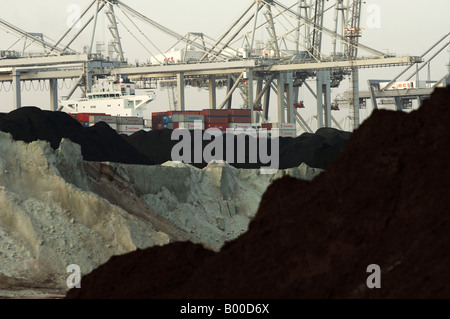 Die EMO trocken Bulk terminal auf Maasvlakte, Rohstoffe wie Eisenerz und Cole transportiert werden, geladen, gespeichert und verteilt Stockfoto