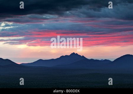 Rosa Wolken über Toolbrunup Peak im Stirling Range Nationalpark bei Sonnenuntergang. Western Australia. Stockfoto