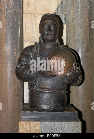 Statue von William Walker Tiefseetaucher, die seit fast sechs Jahren von 1906 bis die Stiftung Winchester Cathedral ersetzen gearbeitet Stockfoto