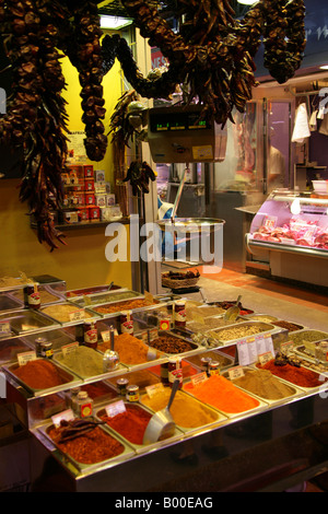 Getrocknete Chilis und Gewürzen. Lebensmittel-Markt Mercat De La Boqueria, Barcelona, Spanien Stockfoto