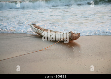 Eine Kanufahrt auf einem Strand, Kovalam, Kerala, Indien Stockfoto