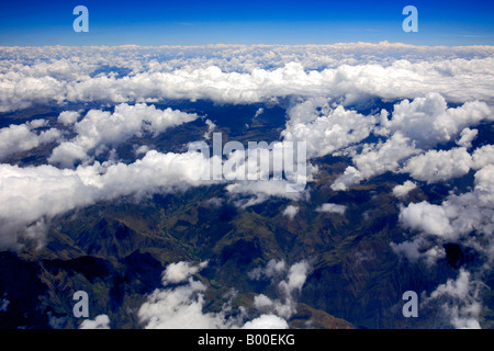 Stratocumulus Castellanus Blick aus dem Flugzeug über den peruanischen Anden zwischen Flughäfen Lima und Cusco Peru Südamerika Stockfoto