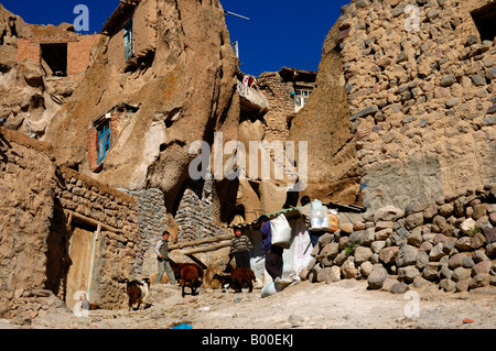 Schornstein-Häuser in Kandovan Dorf im Iran. Stockfoto