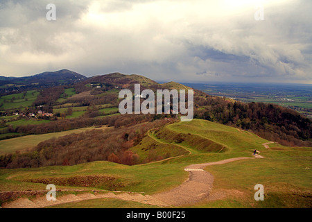 Blick nach Norden entlang der Malvern Hills aus Herefordshire Beacon und britischen Lager in Eisenzeit Erdarbeiten Stockfoto