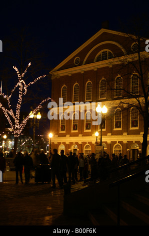 Weihnachtslichter auf historischen Fanueil Hall Marketplace Gebäude Stockfoto