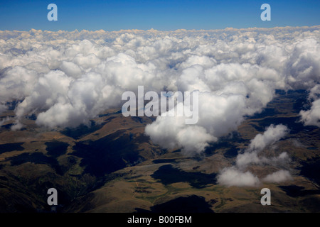 Stratocumulus Castellanus Wolken Blick vom Flugzeug in den peruanischen Anden zwischen Lima und Cusco Flughafen Süd-Amerika Stockfoto