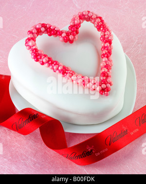 GEEISTE VALENTINE KUCHEN IN HERZFORM Stockfoto